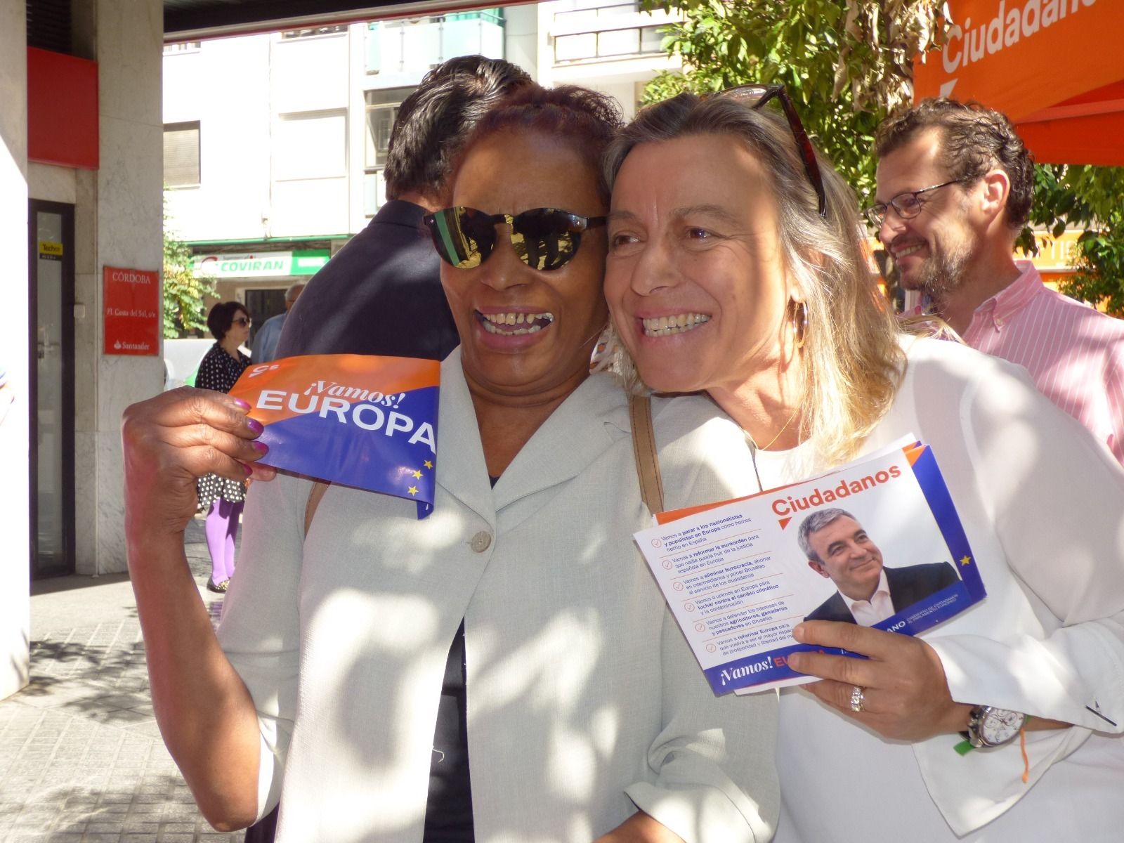 Isabel Albás, a al derecha.