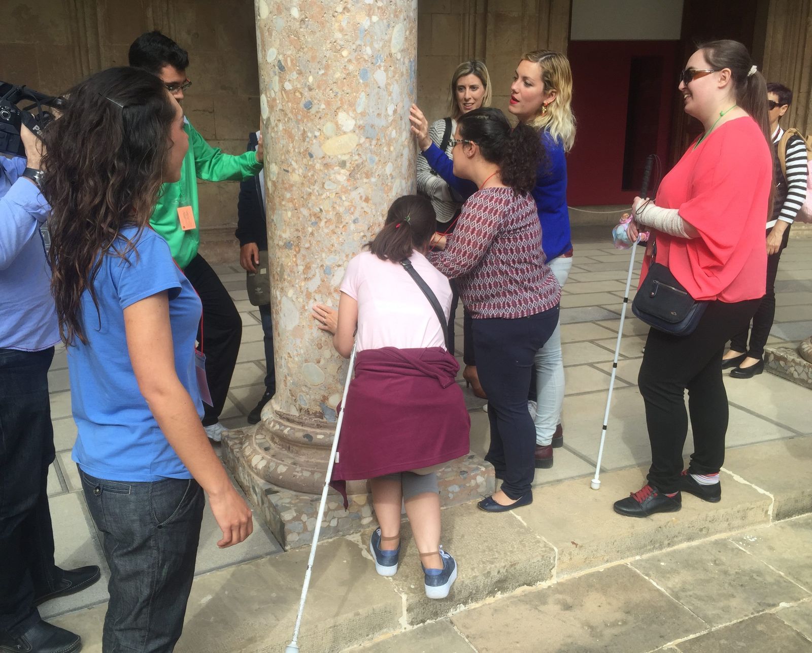 Personas con discapacidad visual en una visita sensorial al Palacio de Carlos V.