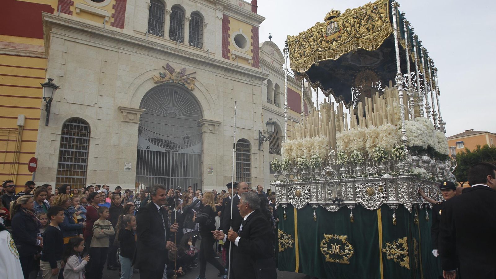 La Macarena, a su paso ante la Plaza de Toros de Almería