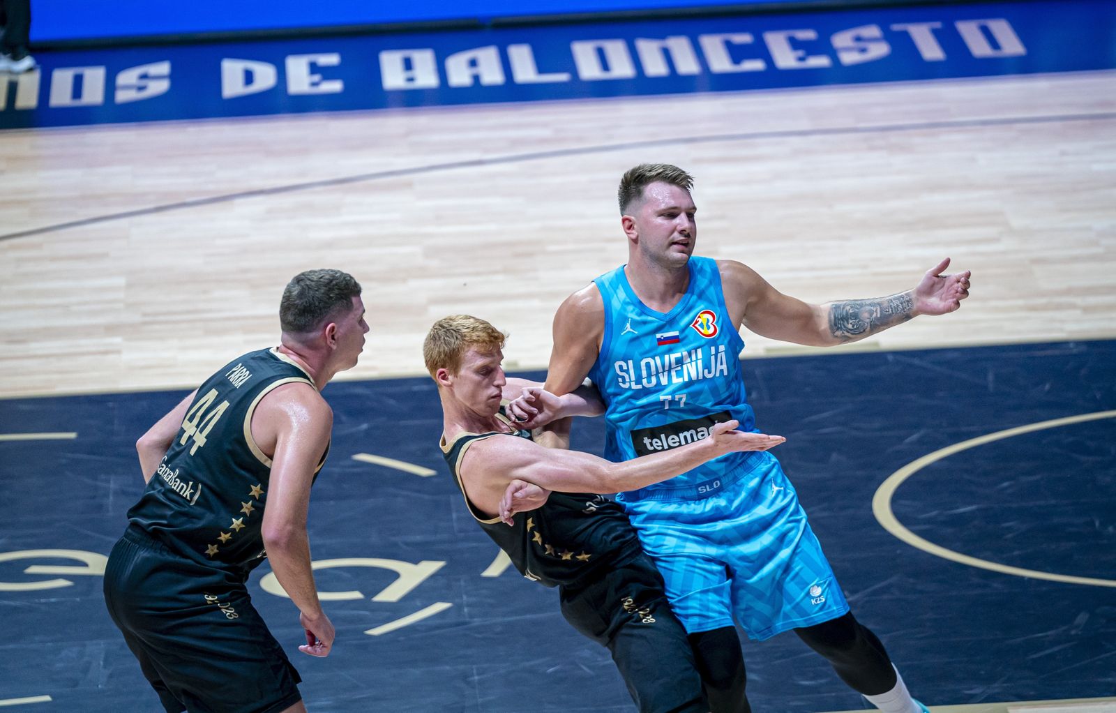 Alberto Díaz y Parra defienden a Luka Doncic.