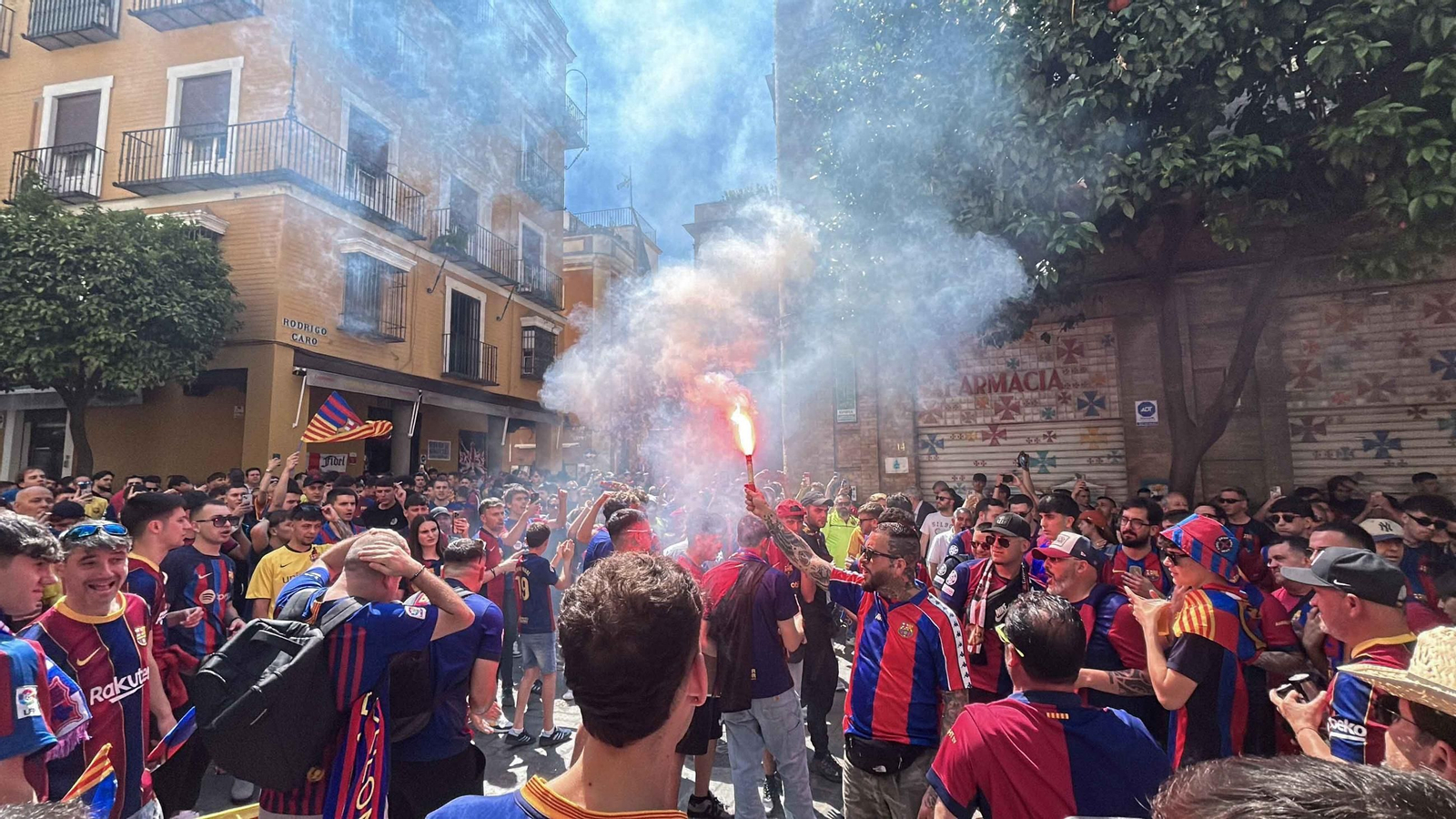 Aficionados del Madrid y del Barcelona toman las calles del centro de Sevilla
