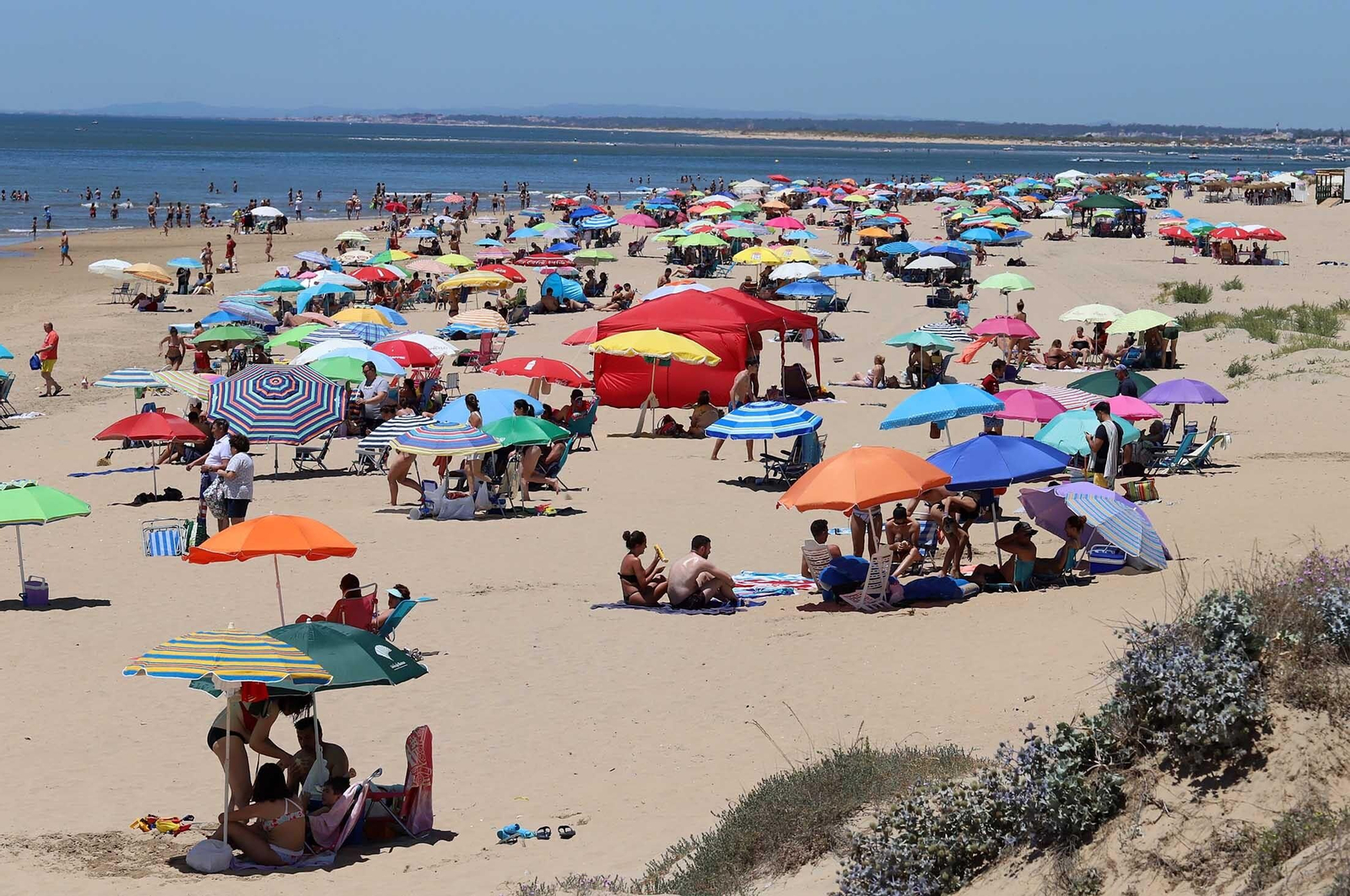 Las imágenes más destacadas del primer domingo de verano en las playas de Huelva