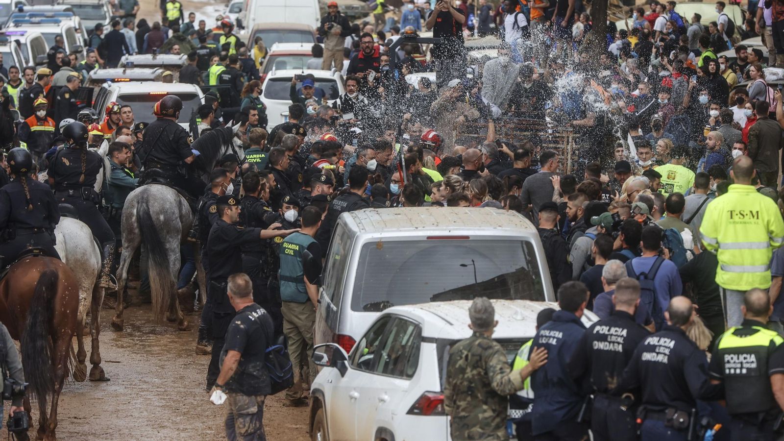 Las imágenes de la tensa visita de los Reyes en Paiporta
