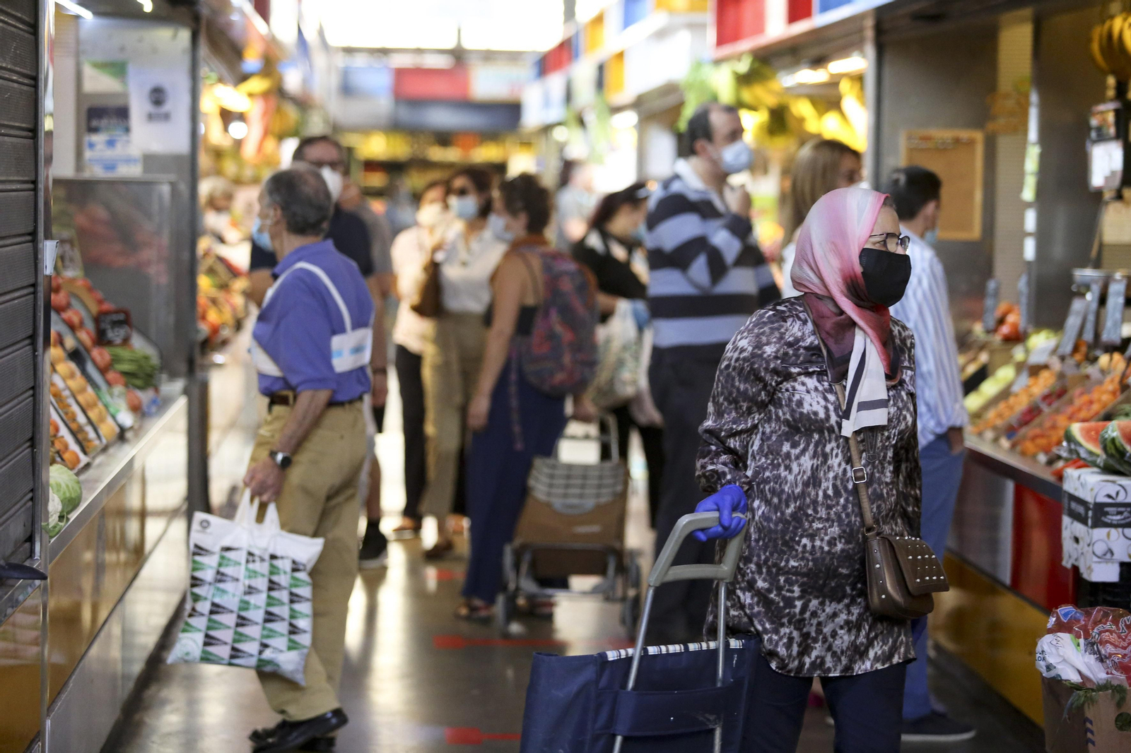 Afluencia de clientes en el mercado de Atarazanas en Málaga, en fotos