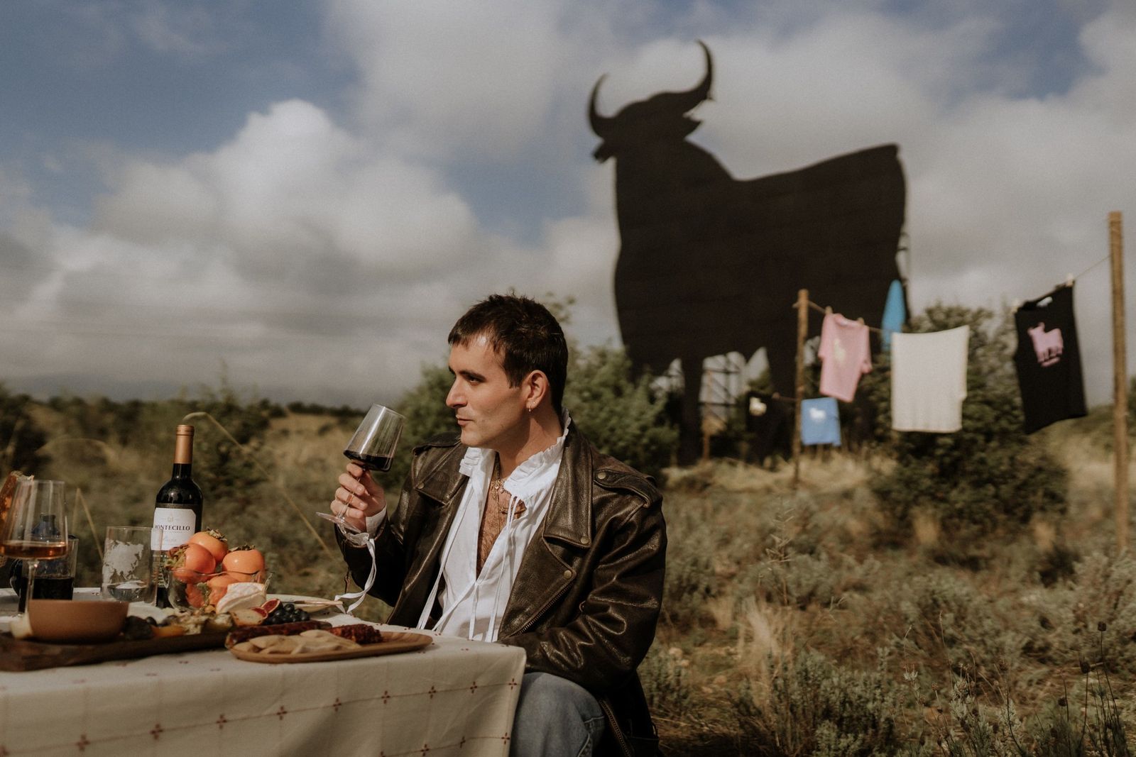 Palomo Spain ante sus prendas y el Toro de Osborne