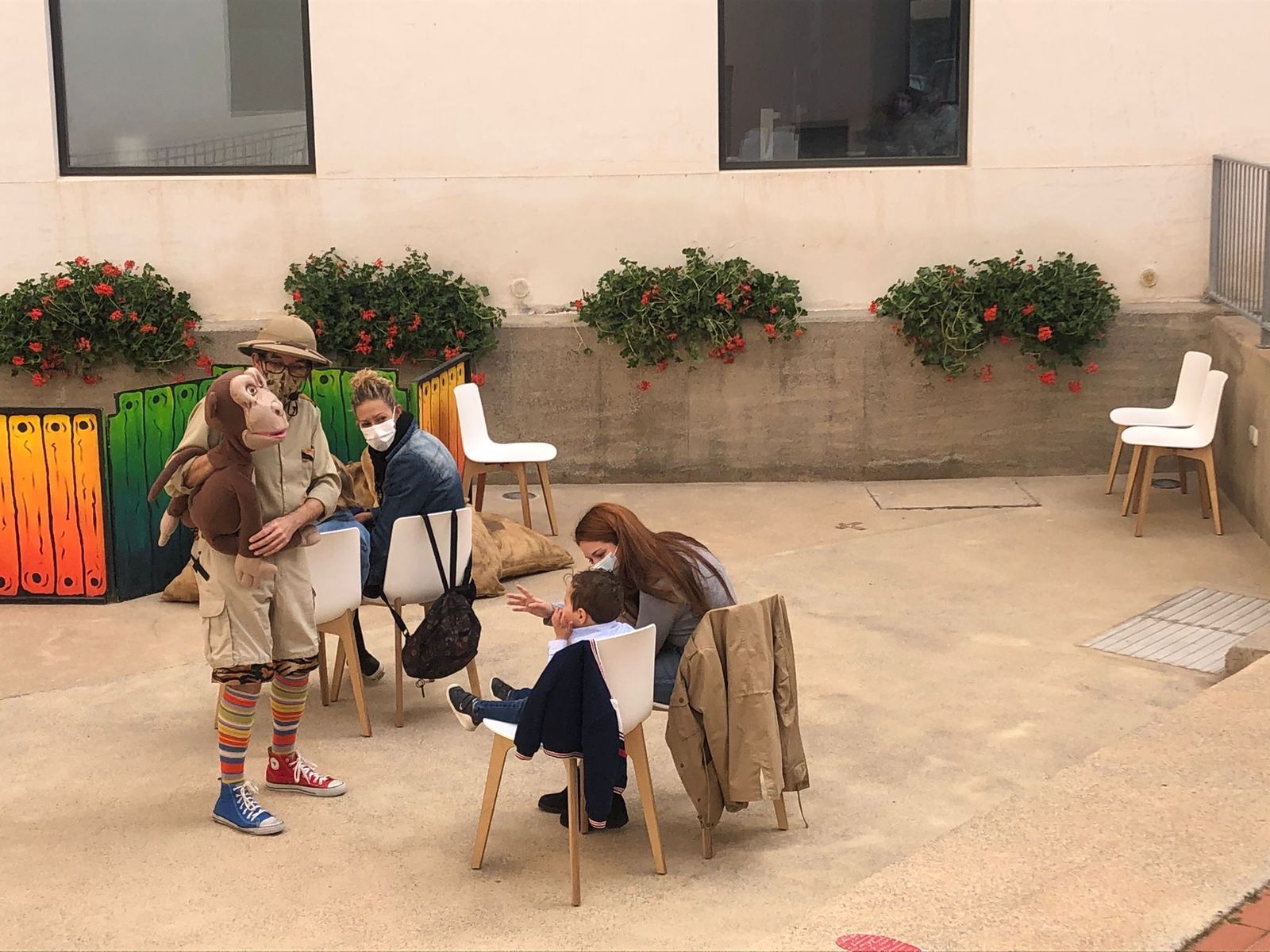 Cuentacuentos en la Biblioteca Central José María Artero en el Día Mundial del Teatro.