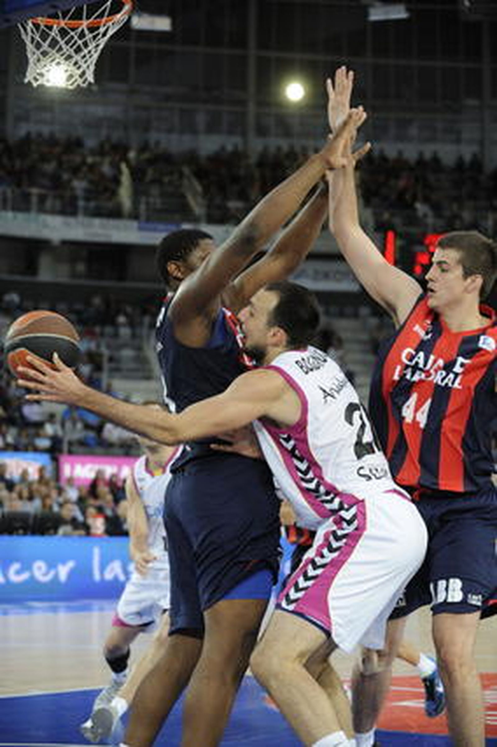 El Cajasol-Banca Cívica comienza su andadura en la Liga Endesa con derrota en casa del Caja Laboral (73-60).

Foto: Lino González (ACB Photo)