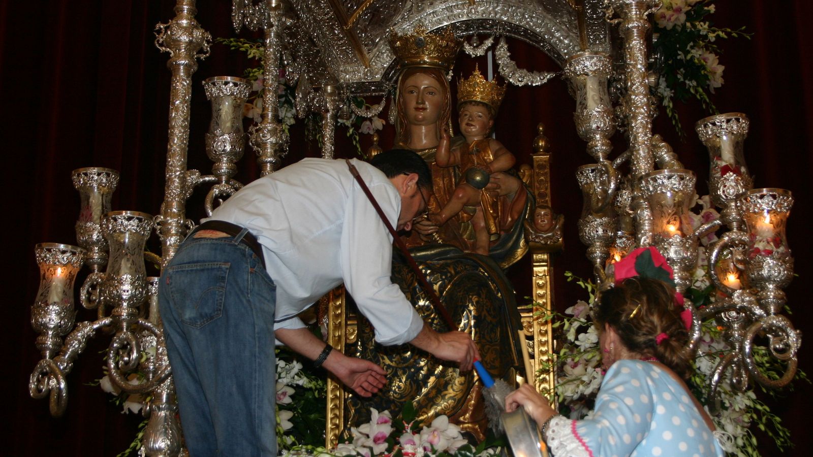 Procesión de la Virgen de La Bella por el recinto romero