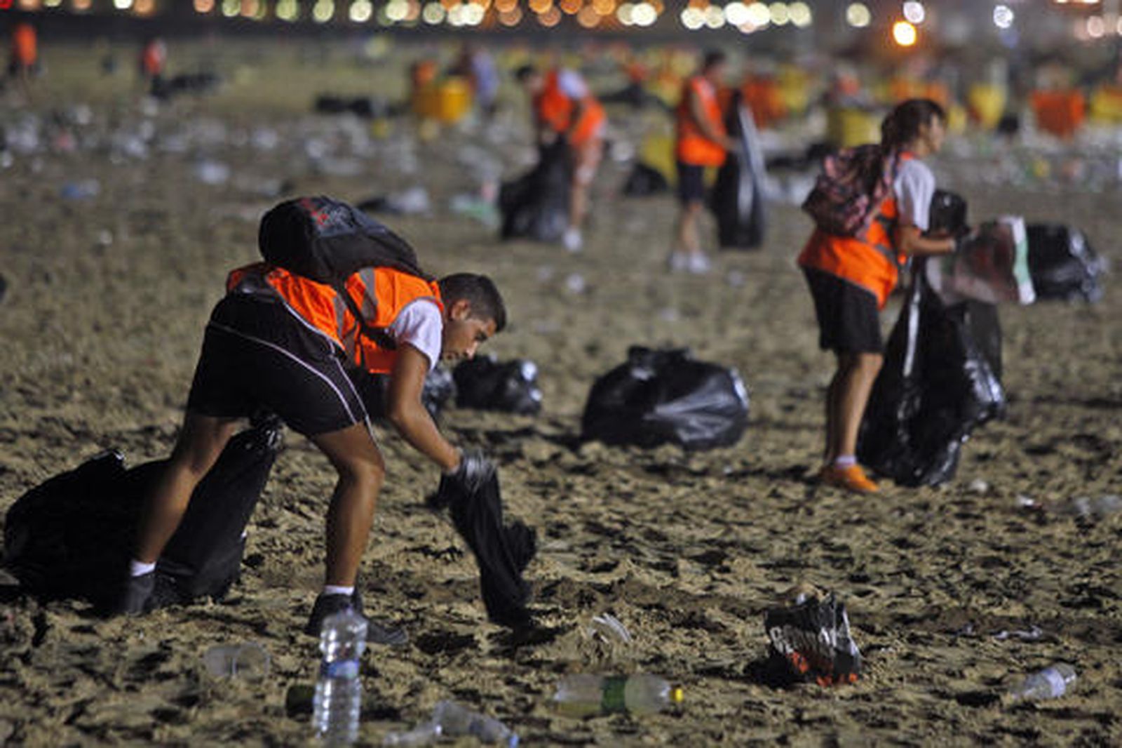 Los servicios de limpieza recogen 42 toneladas de residuos de la arena tras la noche de las barbacoas del Trofeo Carranza.

Foto: Jesus Marin