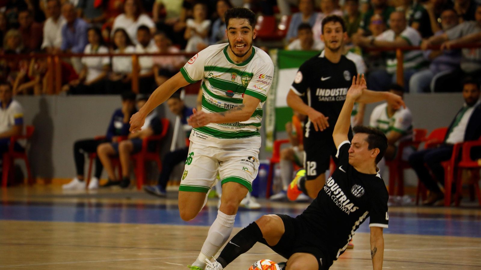 Perin pelea un balón con un jugador del Industrias Santa Coloma.