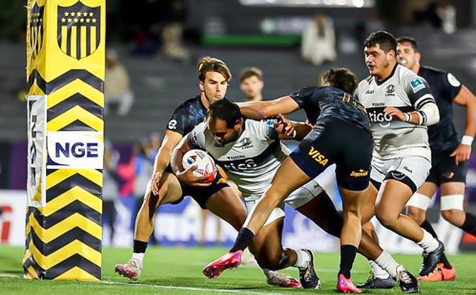 Quinteros entra con fuerza para posar el oval en un partido de la Super Liga Americana.