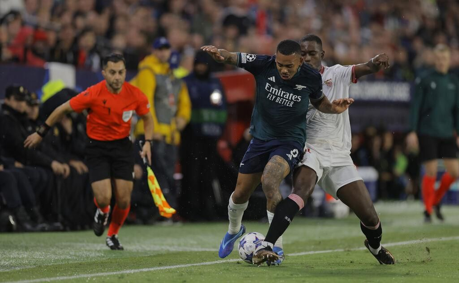 Soumaré logra arrebatarle el balón a Gabriel Jesús, en el Sevilla-Arsenal.