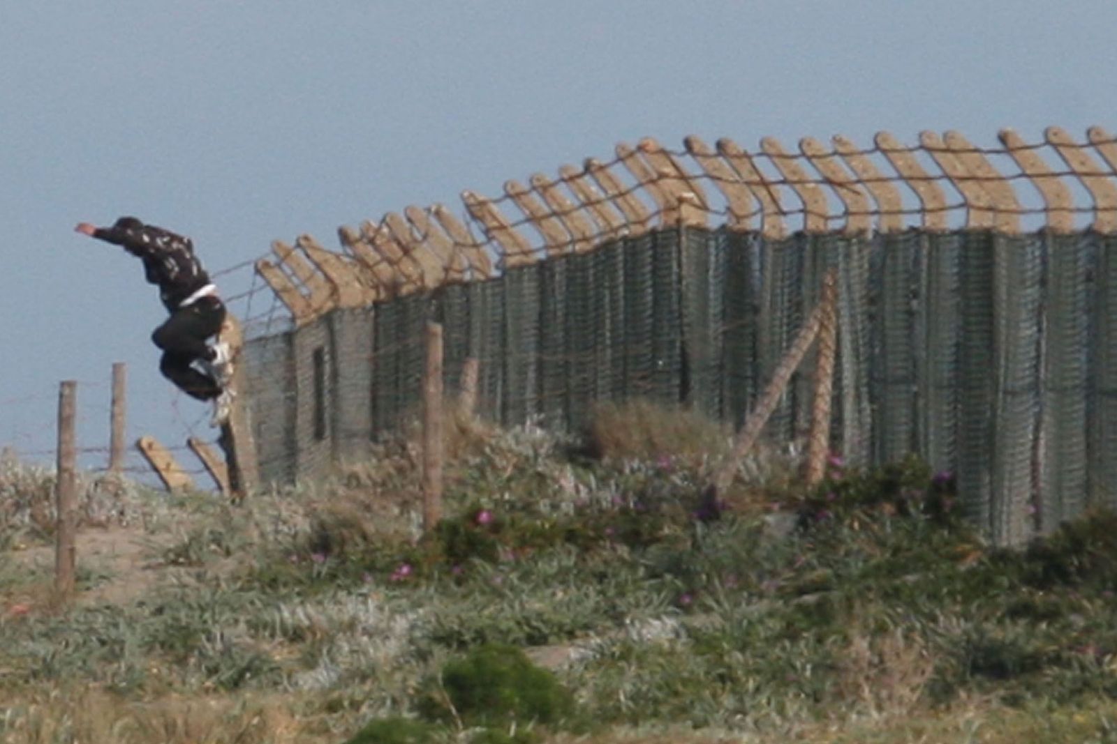 Un joven salta la Verja entre La Línea y Gibraltar, cerca el Boquete de Levante.