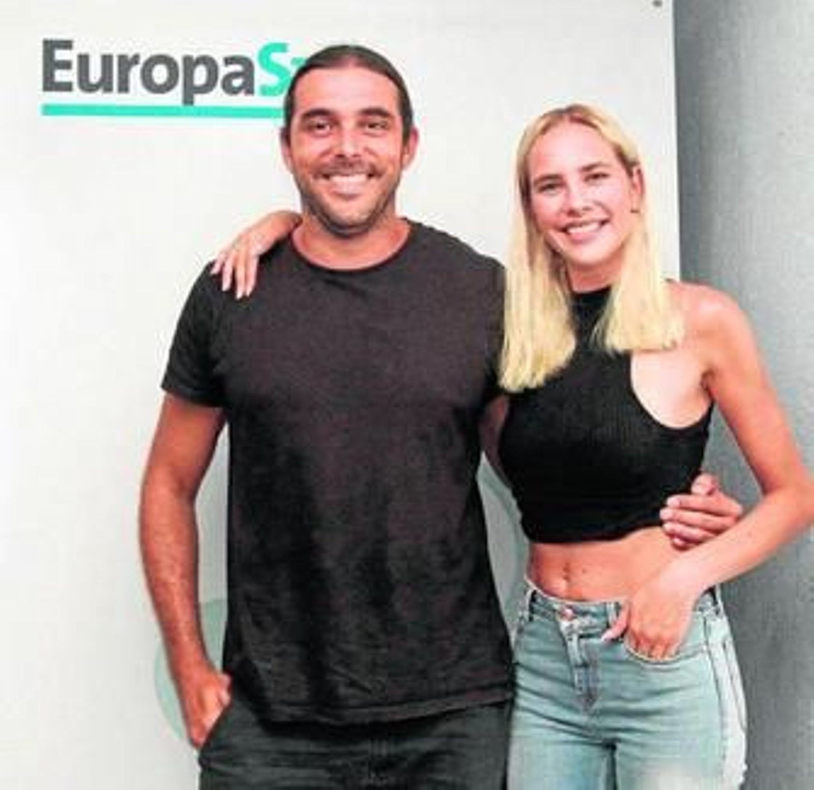 Erasmo Fenoy, reportero gráfico del periódico, posa junto a su hermana.