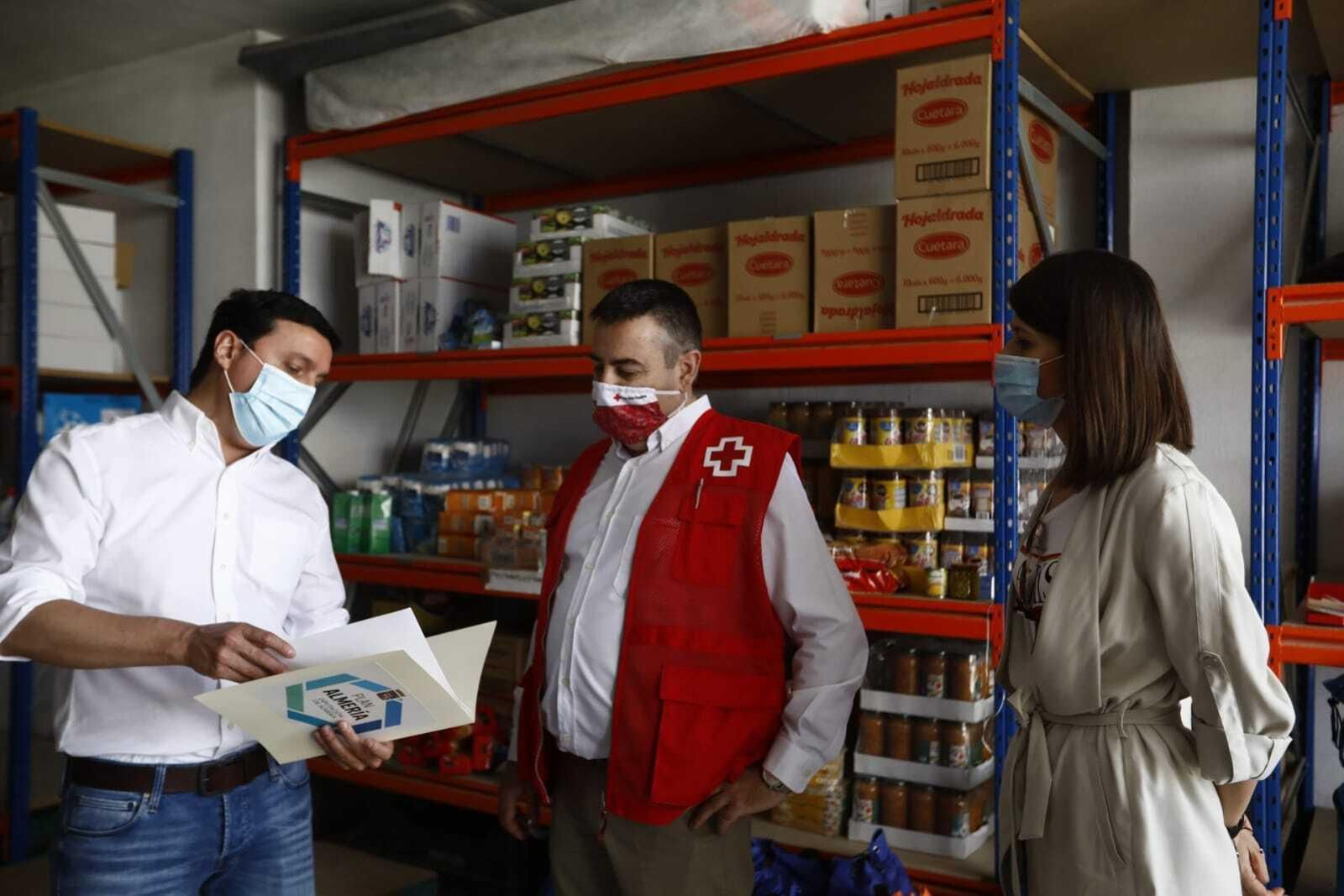 El presidente de la Diputación de Almería visita a Cruz Roja