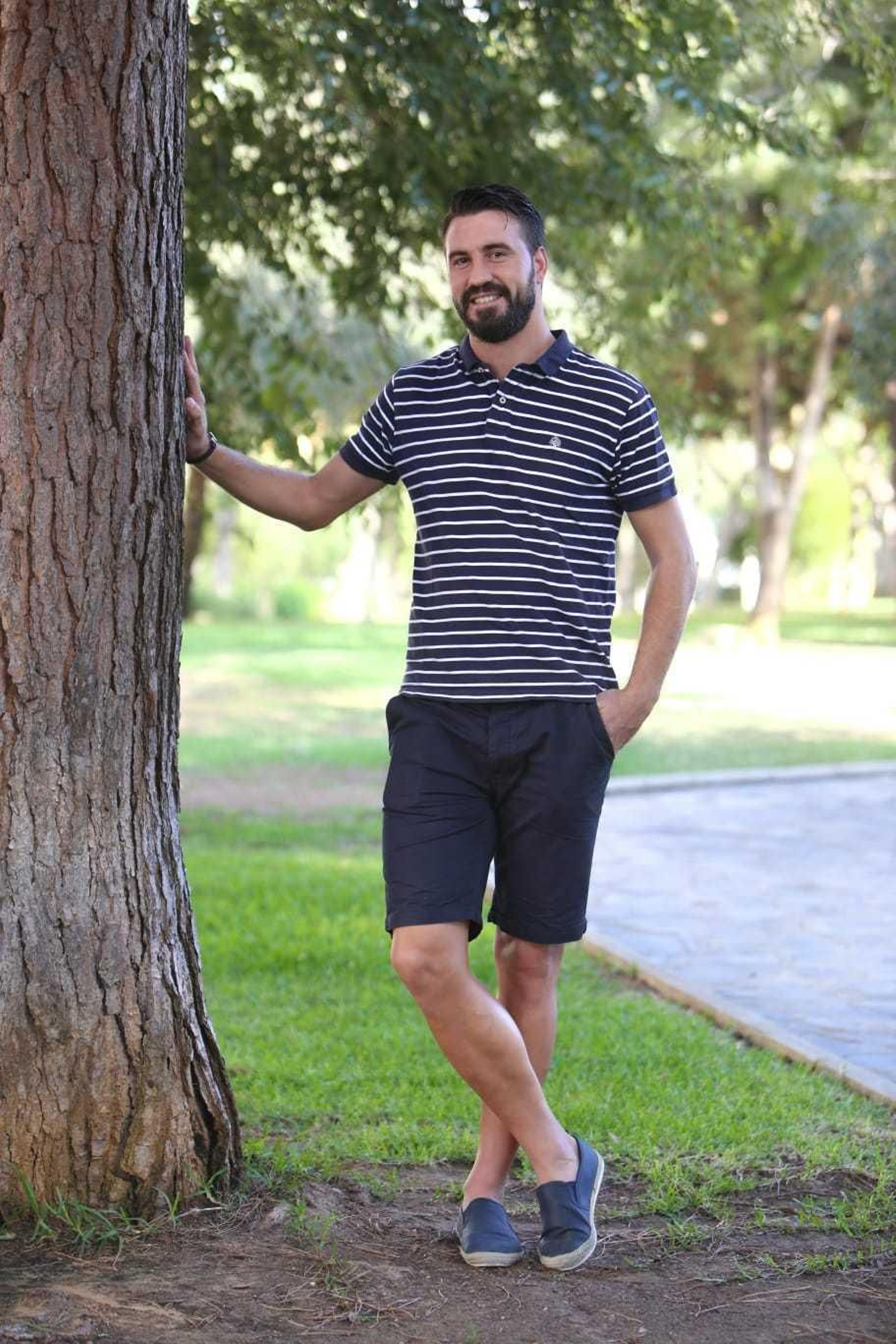 Juan Carlos Castro Morillo, Mochilo, posa apoyado en un árbol.