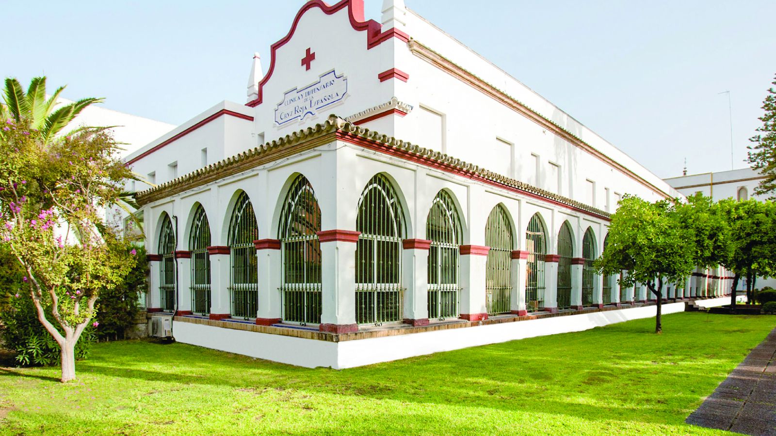 Fachada principal del Hospital Victoria Eugenia, de Cruz Roja.