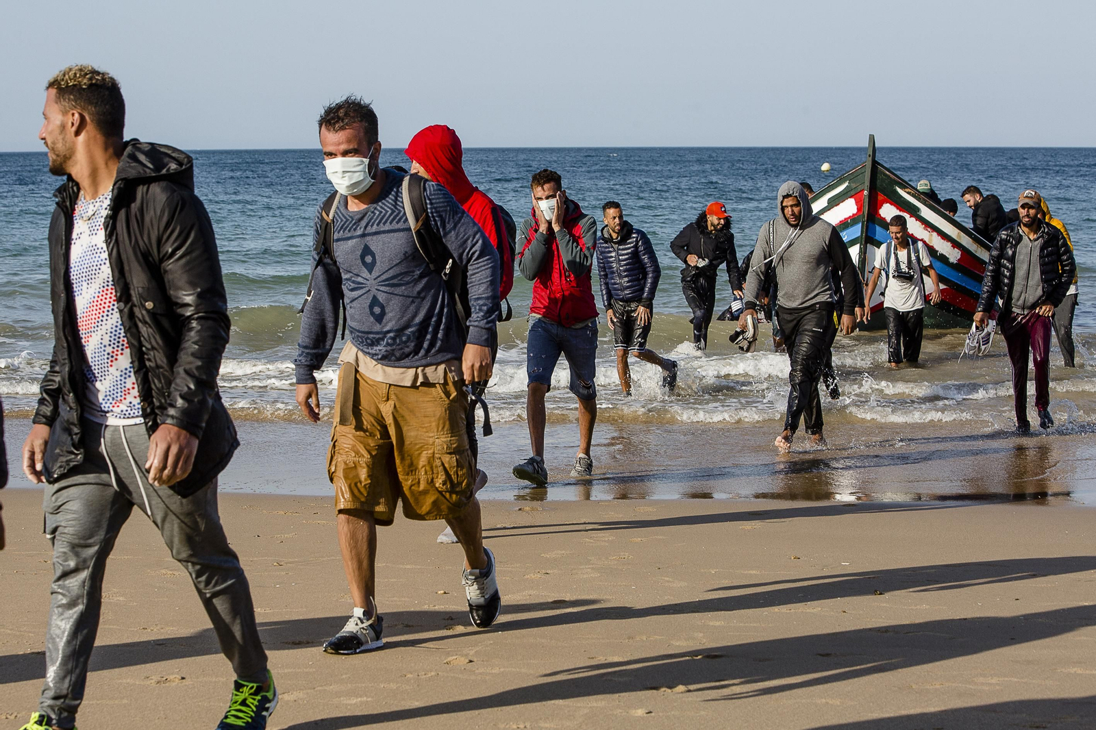 Llegada de una patera con 26 inmigrante a la playa de la Victoria