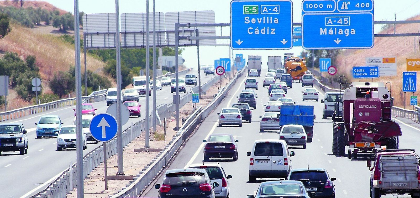 Numerosos coches circulan por la A-4 a su paso por Córdoba.