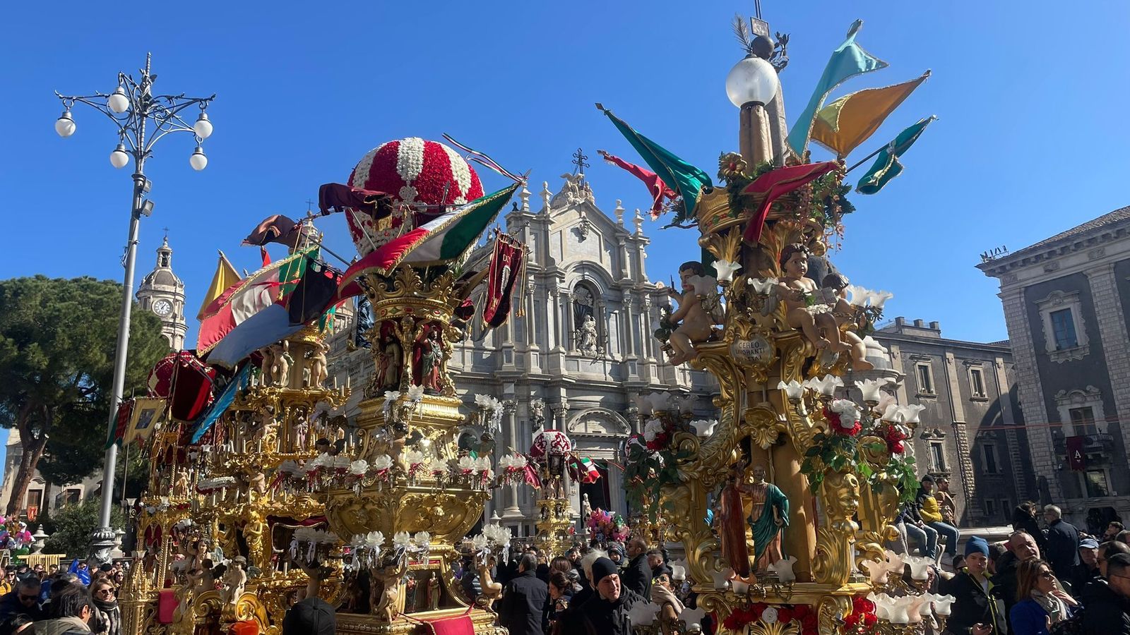 Los 'candelore' en la Plaza del Duomo.
