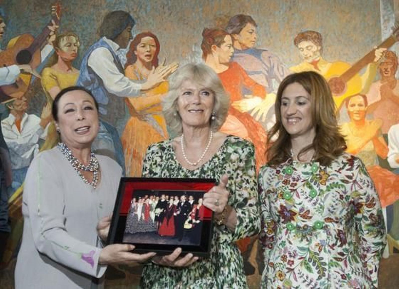 Cristina Hoyos entrega un obsequio recordatorio a Camilla.

Foto: Manuel Gómez