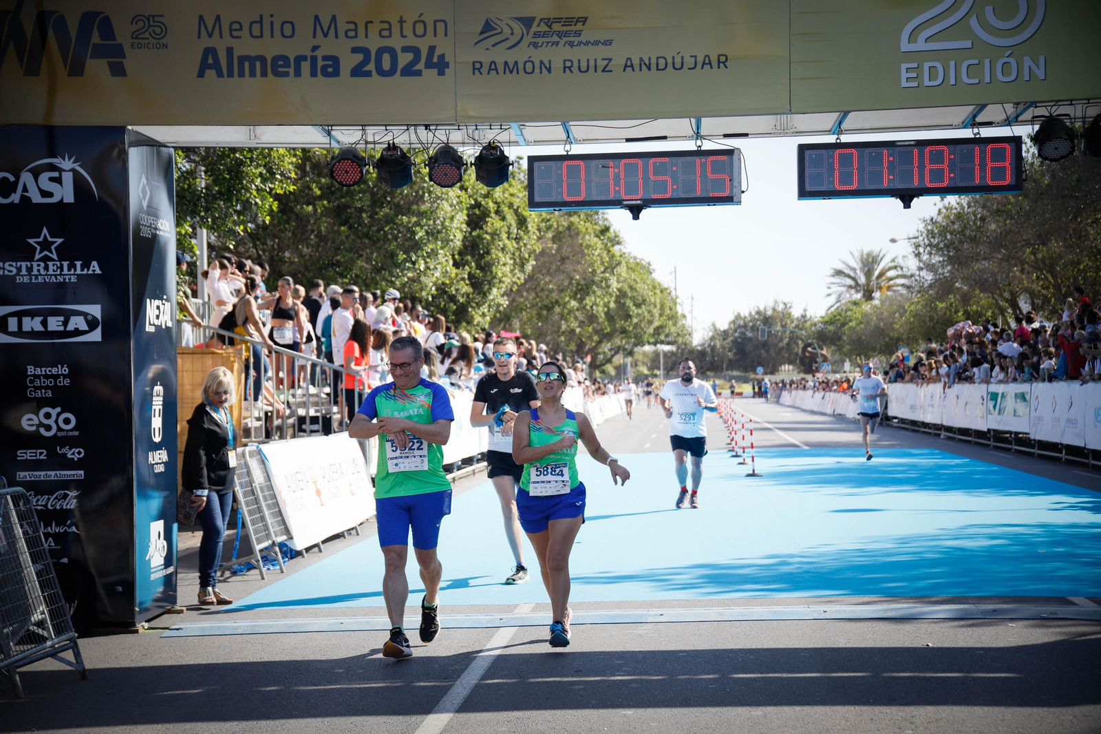Imágenes de la llegada de la Media maratón Ciudad de Almería
