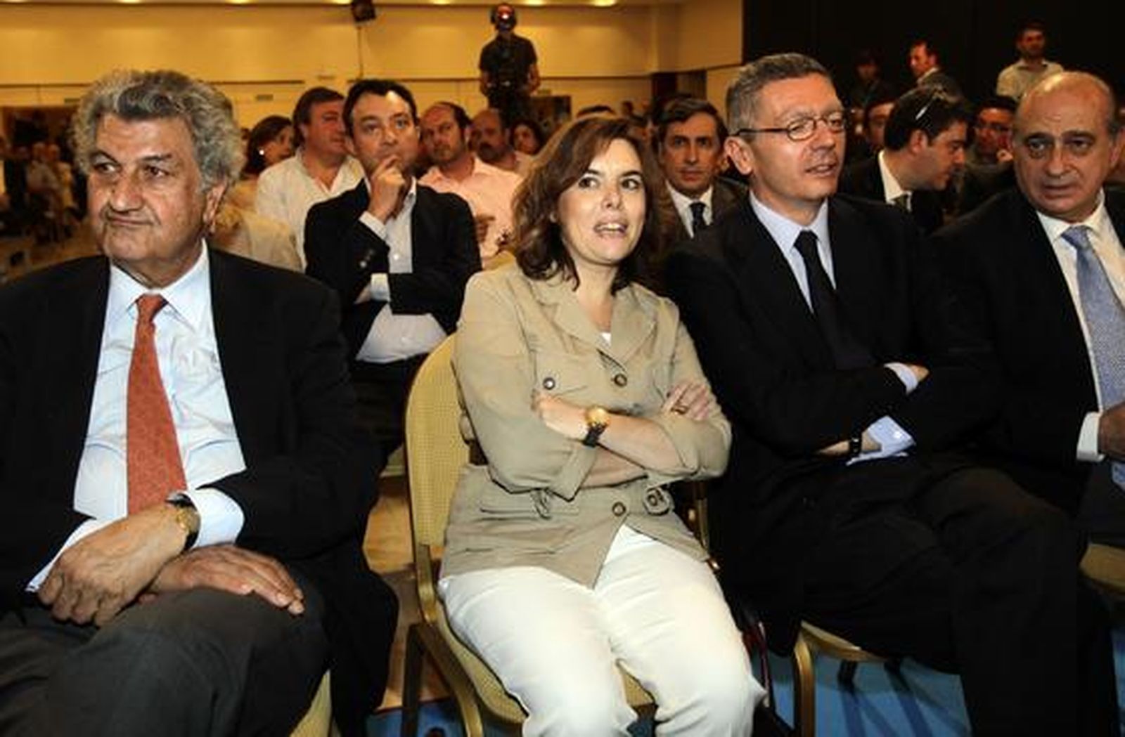 Rajoy, Arenas y Zoido, entre otros, acuden a la Junta Directiva Nacionald del PP realizada en Sevilla.

Foto: Antonio Pizarro