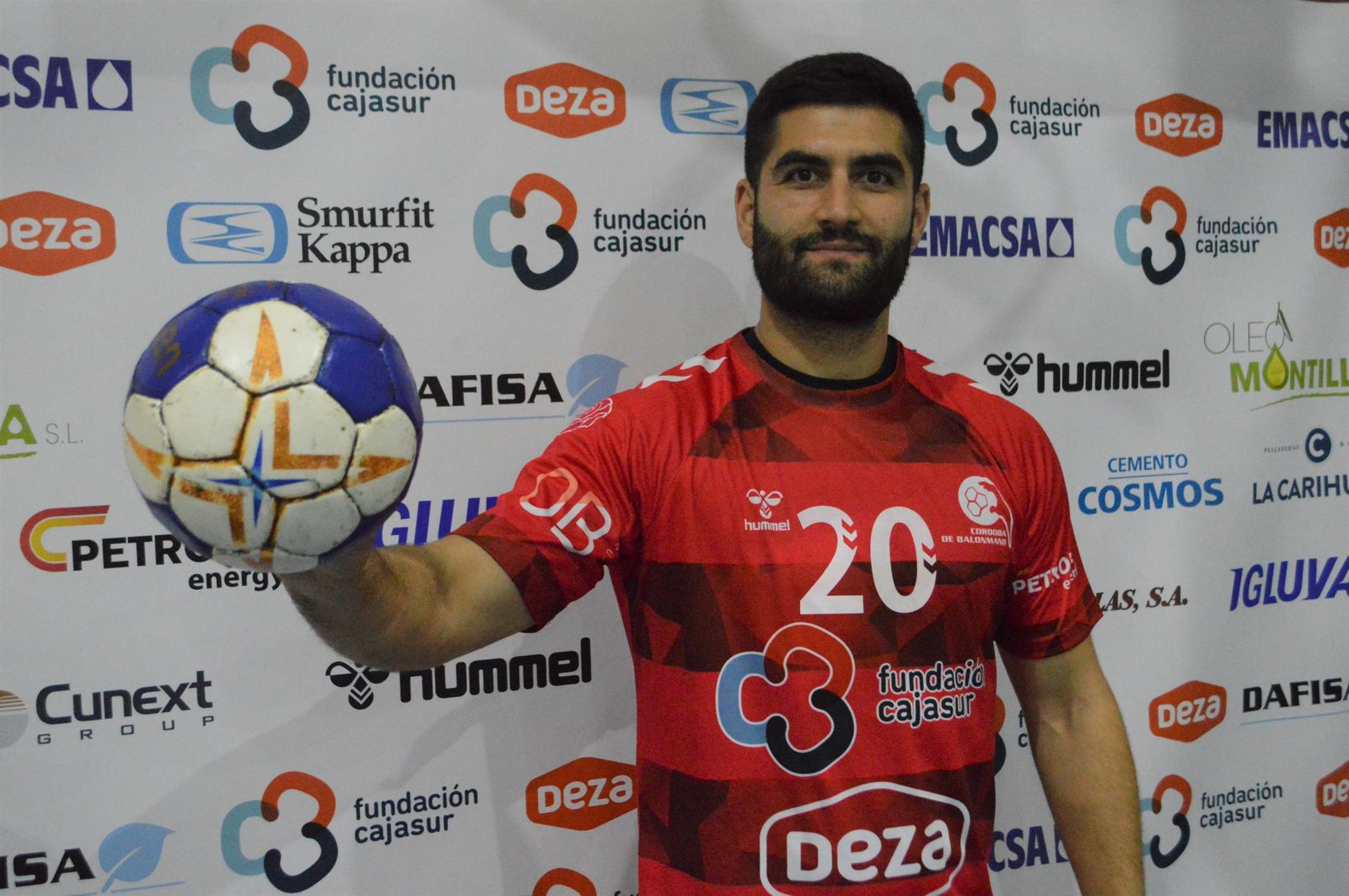 Ángel Povedano posa con la camiseta granate del Cajasur CBM.