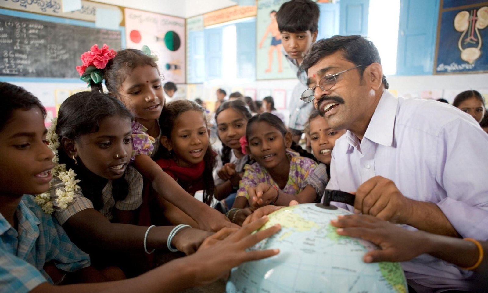 Lancy Dodem, portavoz de la Fundación Vicente Ferrer, junto a estudiantes de la India rural.