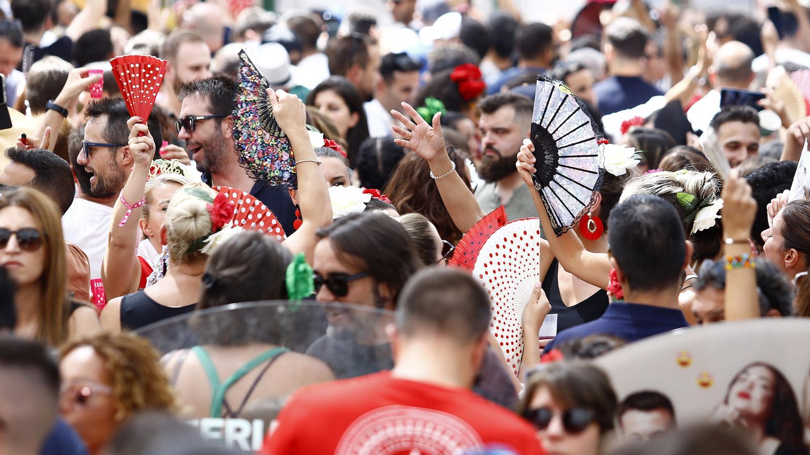 Vista panorámica de parte del público congregado en la Feria de Málaga del centro en su último día.