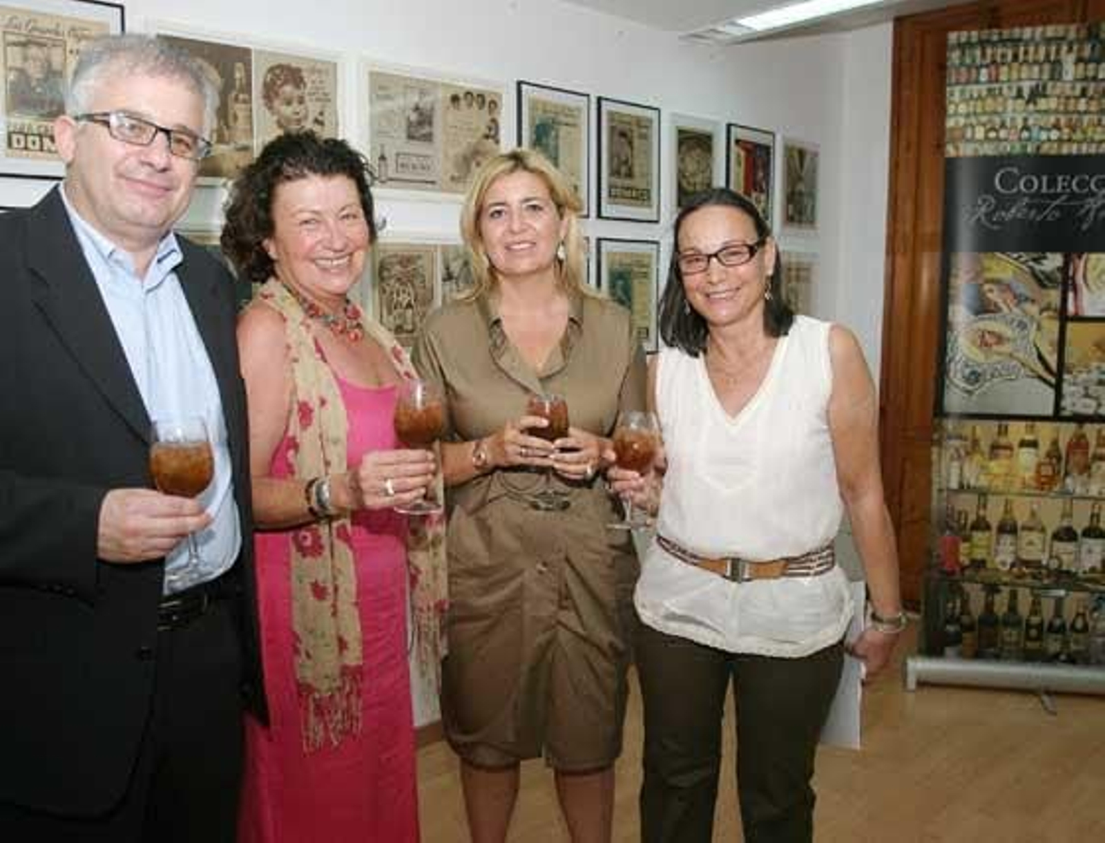 Roberto Amillo junto a Paz Ivison, Rosa Rodríguez y la mujer del coleccionista, Angelines Cabello.  

Foto: Vanesa Lobo