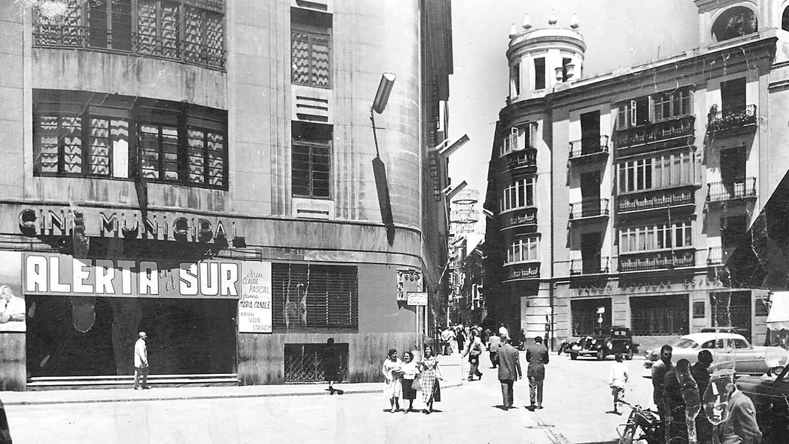 El edificio del cine Municipal y el hoy reformado pero con su torre característica. El edificio del cine Municipal y el hoy reformado pero con su torre característica.