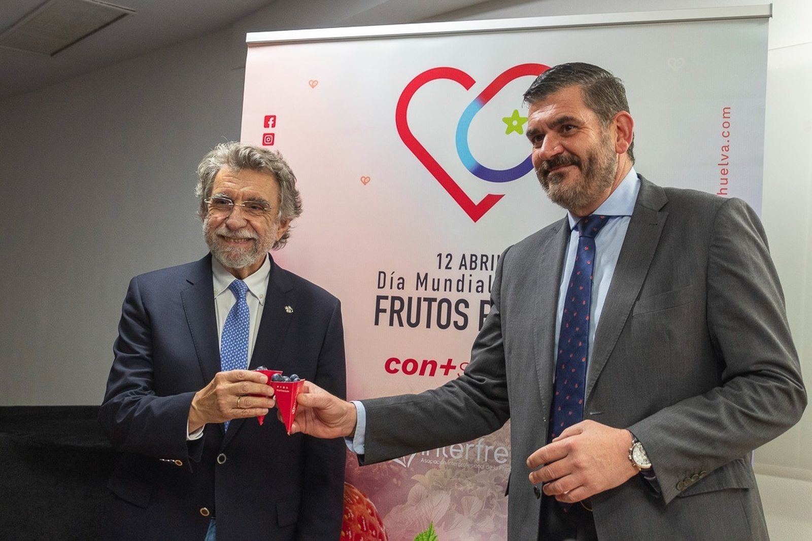 El doctor Antonio Escribano y Pedro Marín, director gerente de Interfresa.