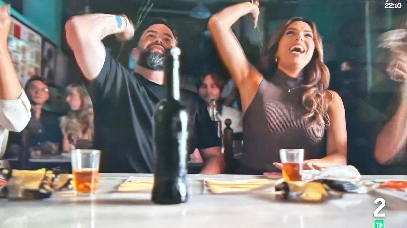 Juanlu fernández, chef de Lu, cocina y alma, junto a Eva Longoria en un instante del programa 'Searching for Spain'.