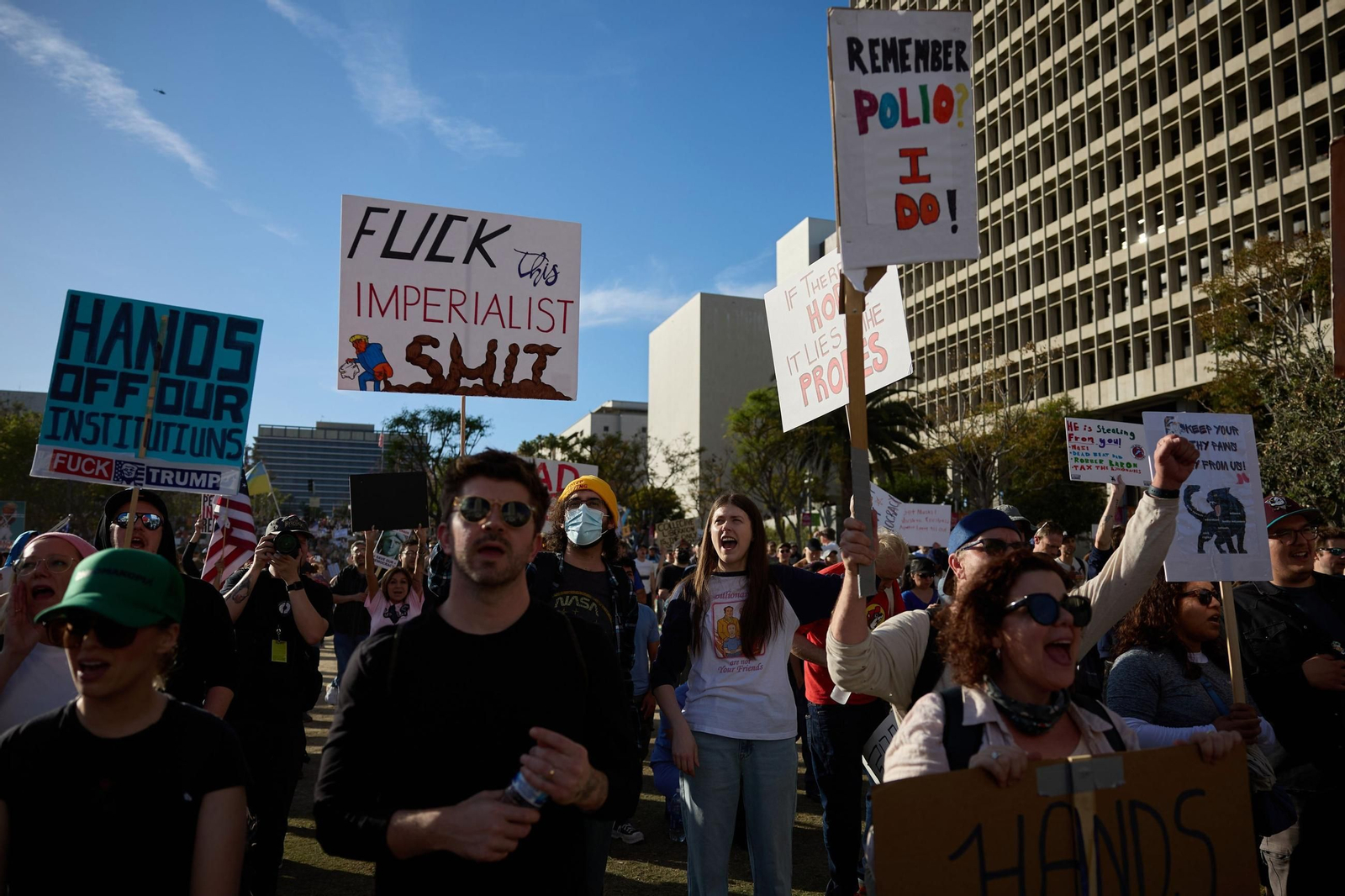 Miles de manifestantes contra Trump y Musk en EEUU: "¡Quita tus manos!"