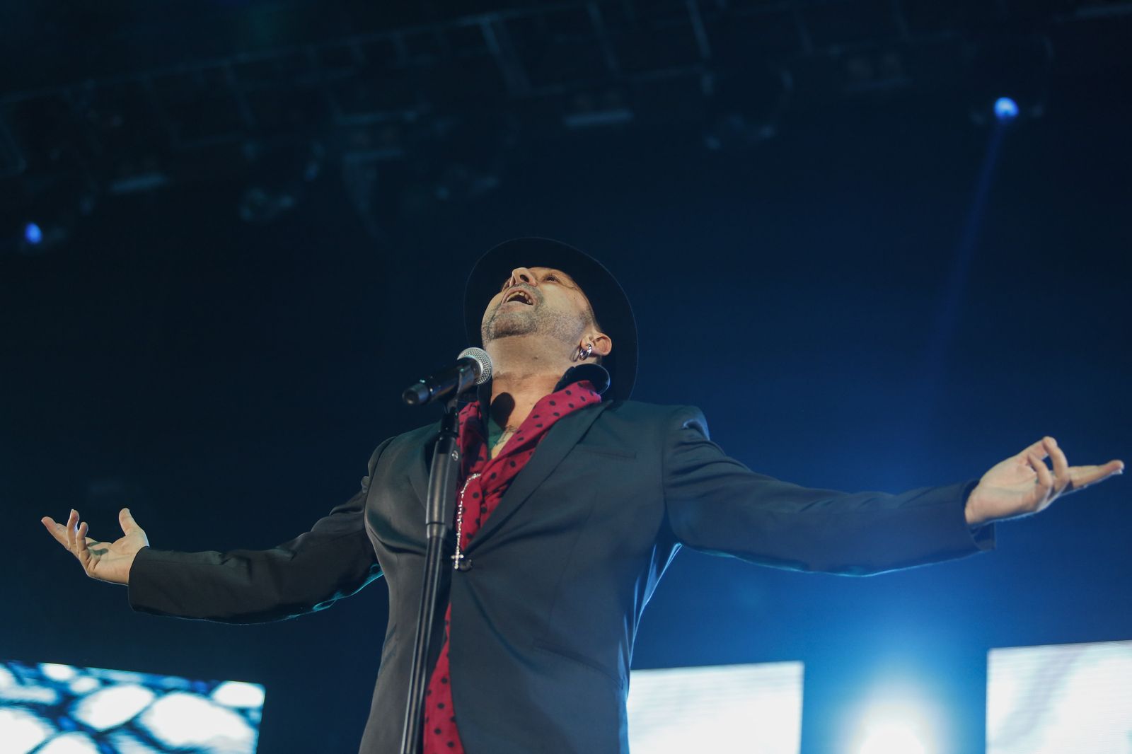 La Granada 'barriera' se quita el sombrero ante el sastre de corazón