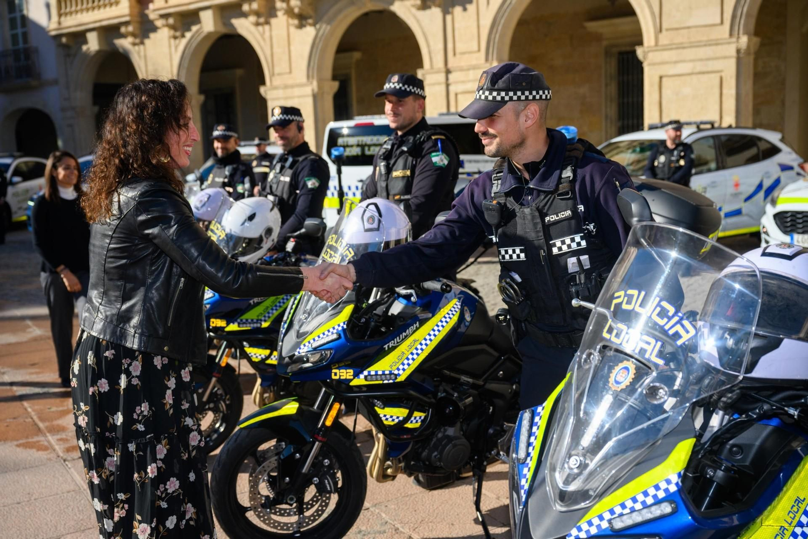 La alcaldesa, en una imagen de archivo, saludando a policías locales.