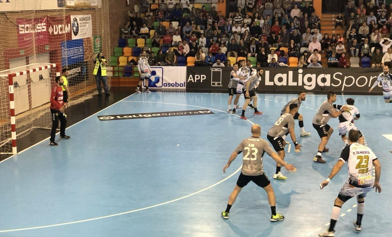 El Ximénez trata de atacar la defensa del Cuenca.