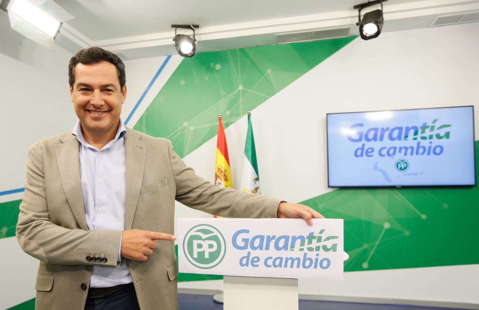 Juanma Moreno, en la sede del PP andaluz, después de su primera comparecencia tras conocerse el adelanto electoral.