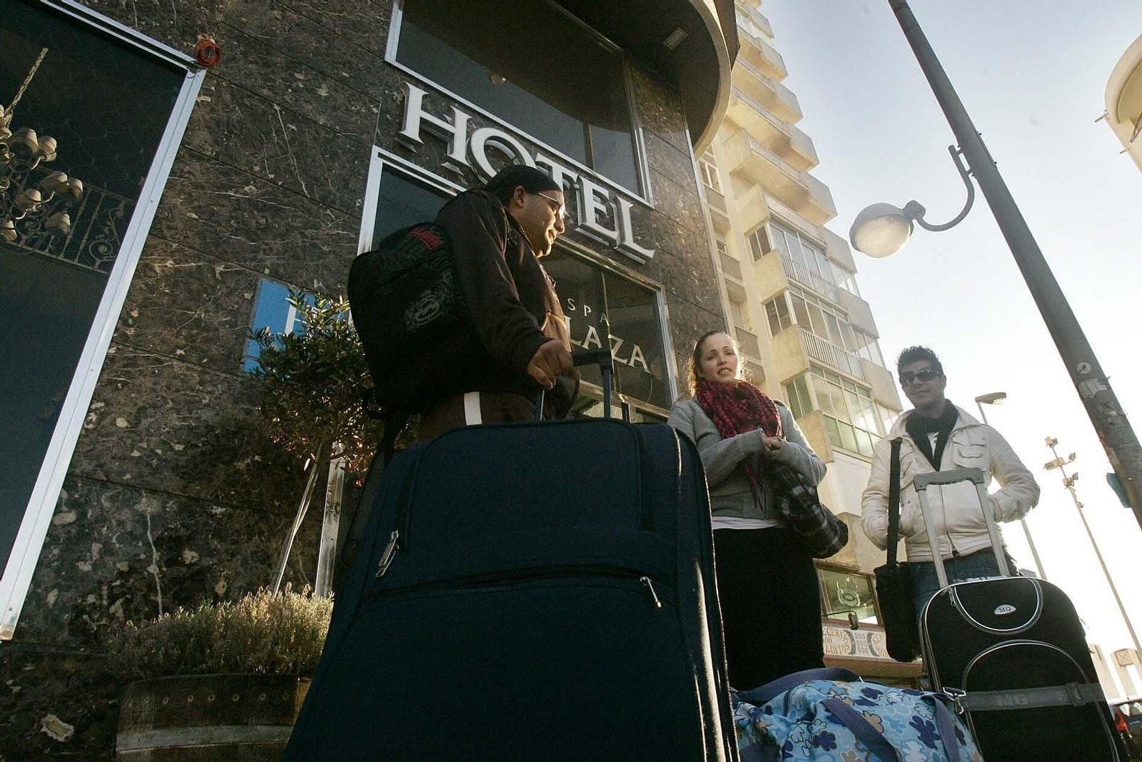 Un grupo de turistas llegando al hotel Spa Cádiz Plaza.