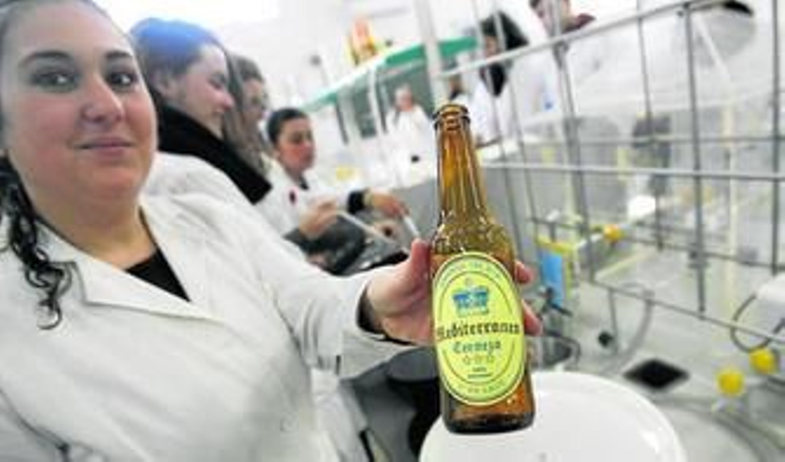 Estudiantes de la cooperativa encargada de la producción de cerveza artesanal, en uno de los laboratorios del instituto, el pasado viernes.
