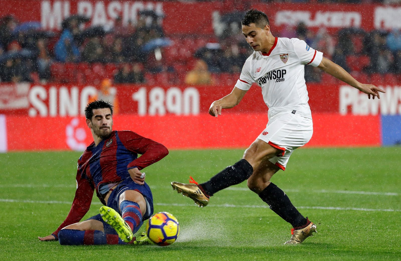 Chema corta un disparo de Ben Yedder durante el Sevilla-Levante de la pasada campaña.