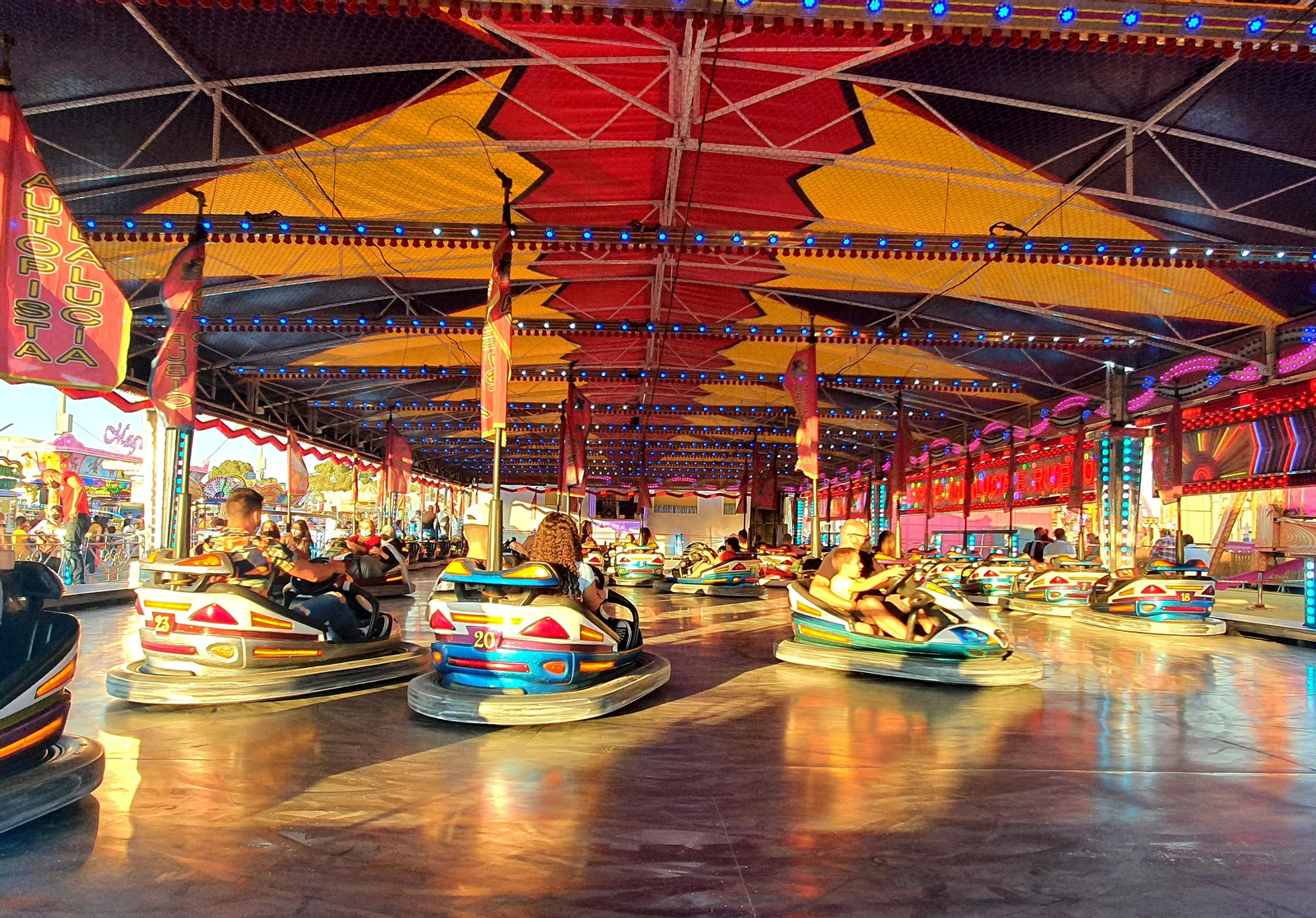 Los coches de choque no pueden faltar.