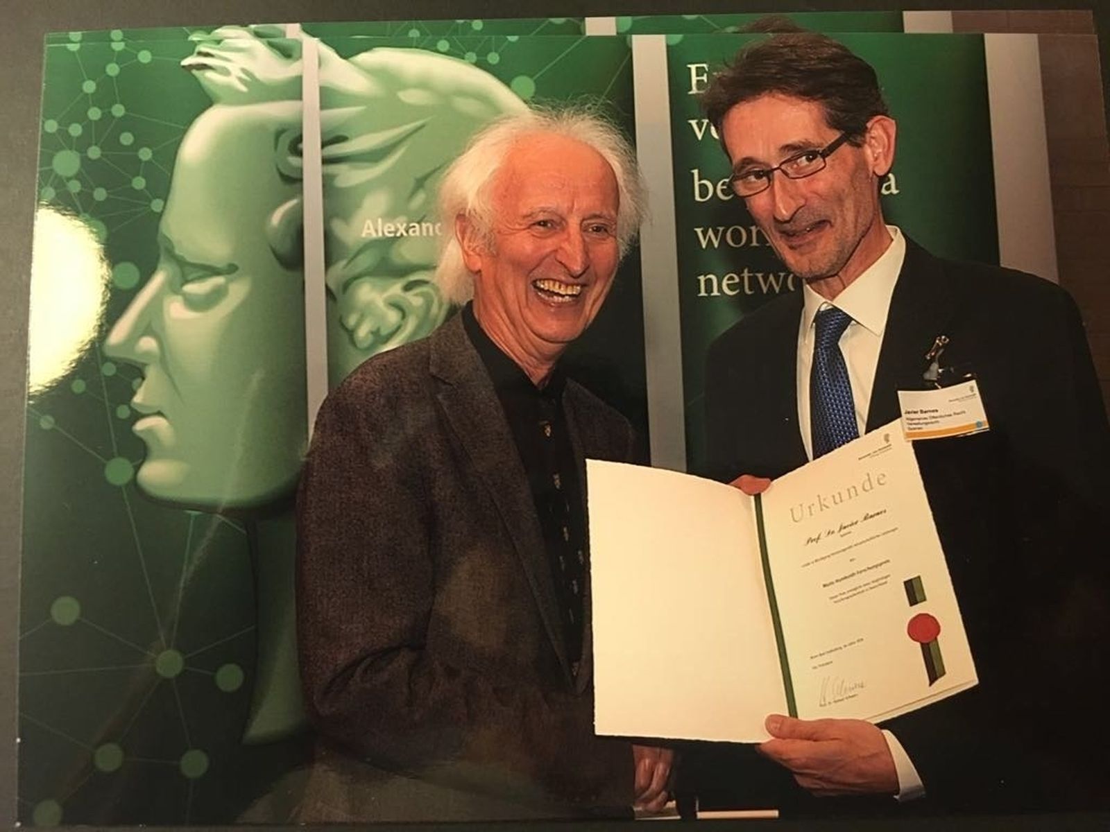 Javier Barnes, tras recibir el galardón.