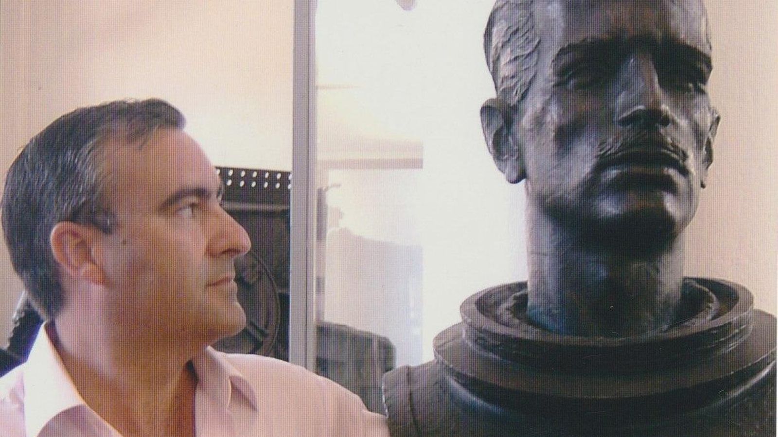 El autor junto al busto de Teseo Tesei que se exhibe en el Museo Tecnico Navale de La Spezia