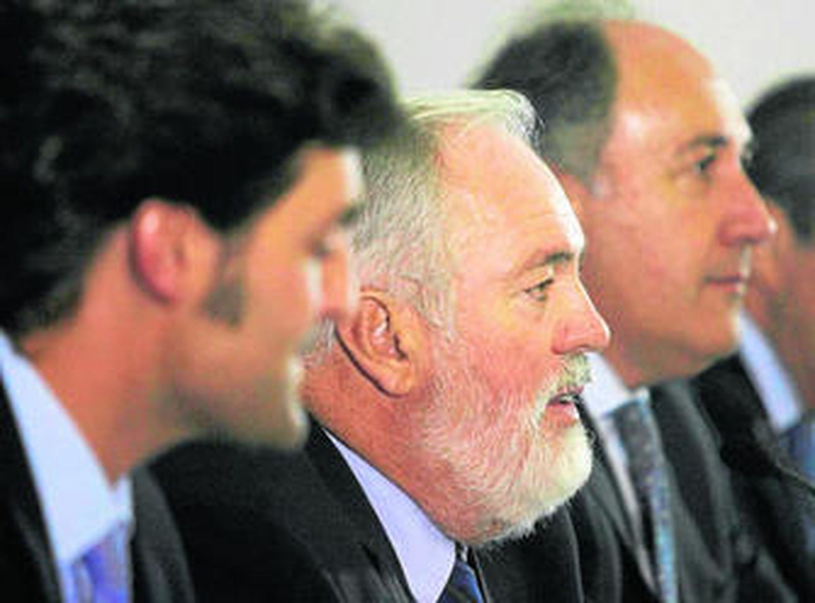 Miguel Arias Cañete, ayer durante el acto, flanqueado por los alcaldes de Jimena y Algeciras.