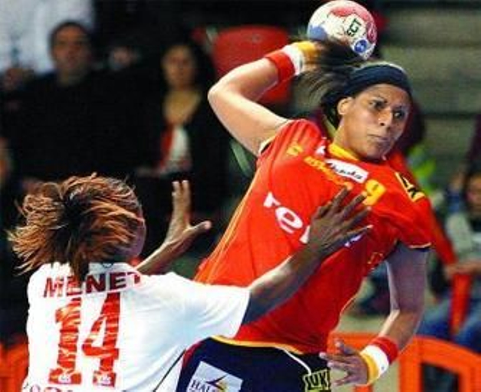 Marta Mangué lanza a la portería congoleña.