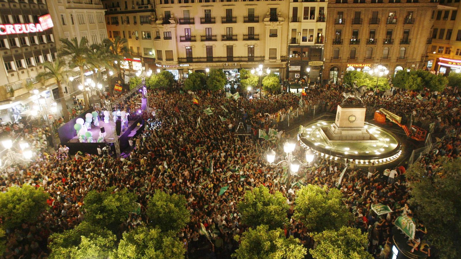Las Tendillas, abarrotadas de aficionados, en la fiesta del ascenso en Córdoba.