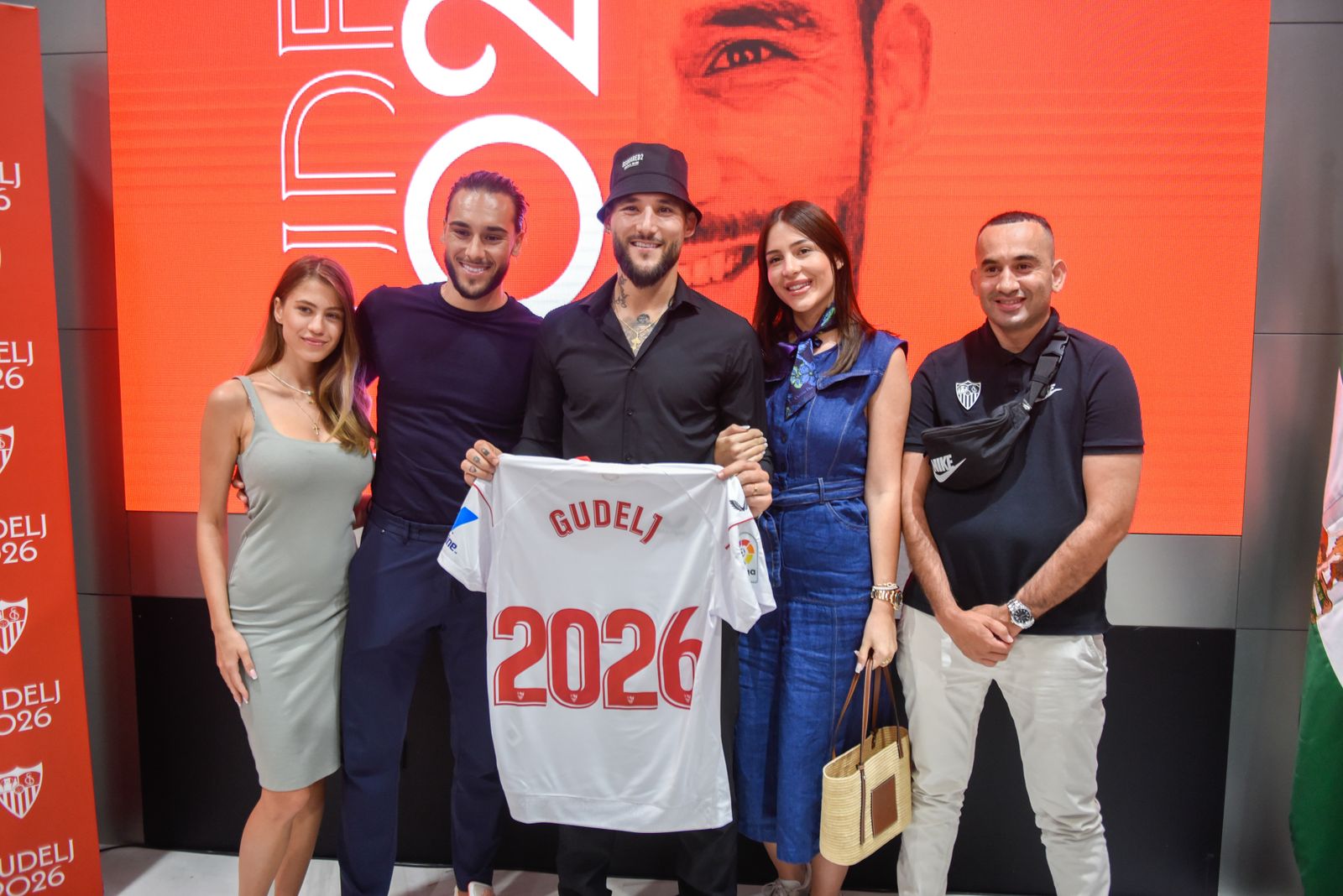 Las imágenes del acto para anunciar la renovacón de Gudelj