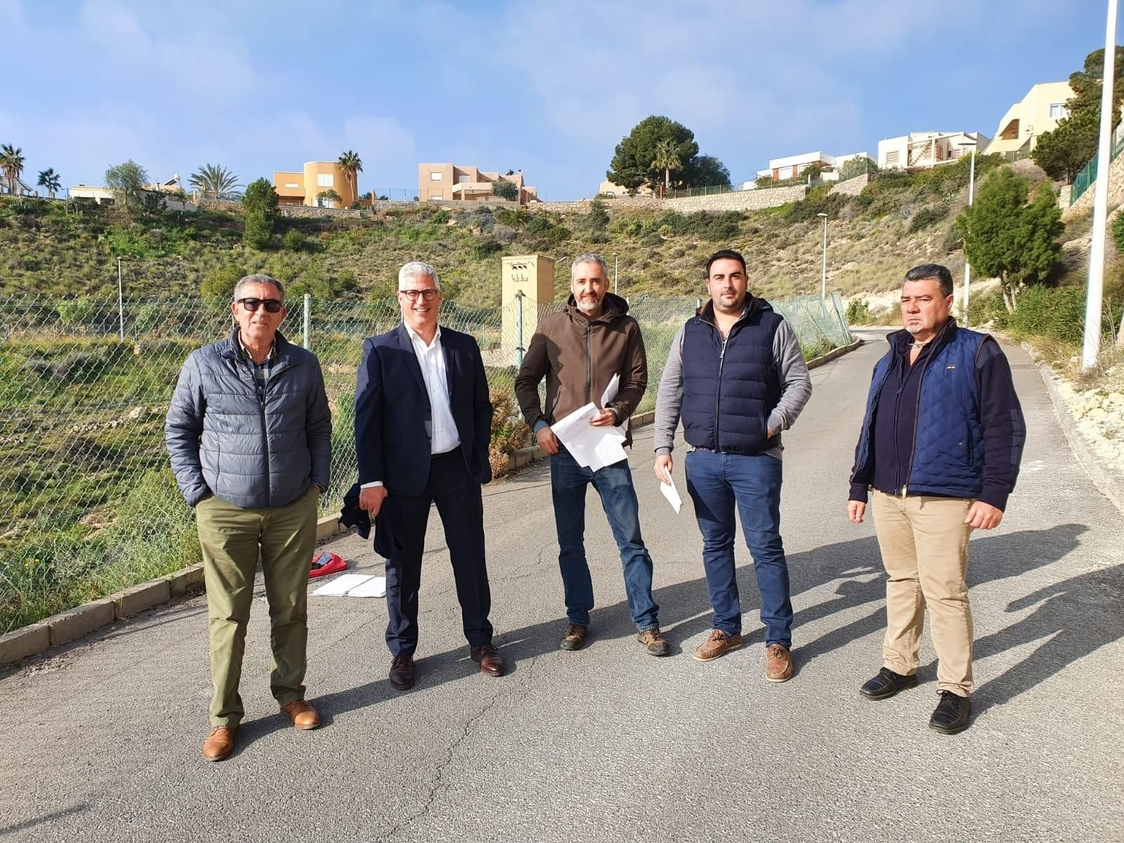 El alcalde de Huércal de Almería, Ismael Torres; el concejal Juan Luque, representantes de la empresa e ingenieros técnicos de Diputación en la Urbanización Club de Tenis